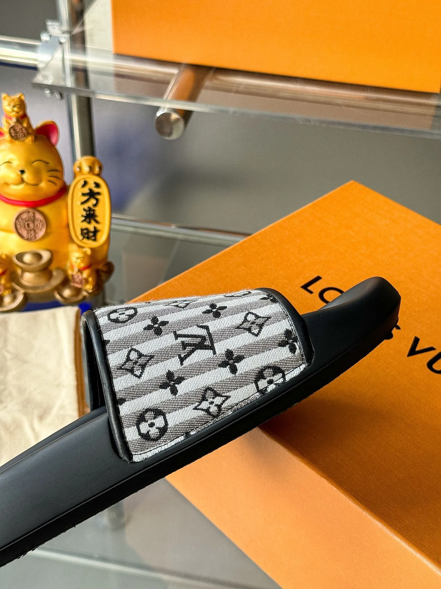 [L Home] P: 300💰 ▪️Shoe size: Women's 35-40 Men's 38-46▪️Packaging: Counter top quality~original packaging Louis Vuitton lv couple's monogram embossed slippers This season, Waterfront sandals return with a new look, and the upper buckle is embossed with Louis Vuitton's iconic Monogram pattern. Made of waterproof rubber with a comfortable and resilient insole. The lightweight, flexible outsole is embossed with the Louis Vuitton logo. Exquisitely packaged at the delivery counter 🛍📦 ▪️Fabric: Original molded rubber foam ▪️Sole: Original molded rubber foam outsole ▪️Sole thickness: 3CM.